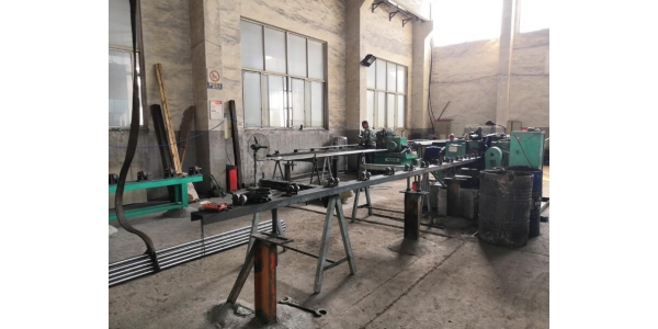 直線光軸的精度和表面技術要求如下：